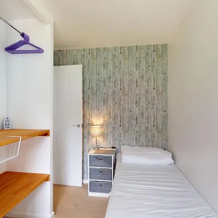 35 Strawberry Hill, Tolroy Manor * Hayle